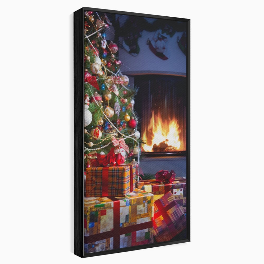 Tablou canvas cu brad de craciun langa semineu, in rama de aluminiu negru